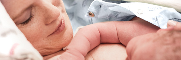 Bebé recién nacido acostado en el pecho de las mamás